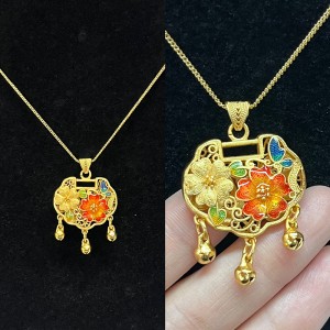Traditionelles chinesisches Gold-Plattierte Langlebigkeitsverriegelungshalskette mit filigraner Blumenschmelz und baumelnde glückliche Glocken zum Schutz und zum Wohlstand